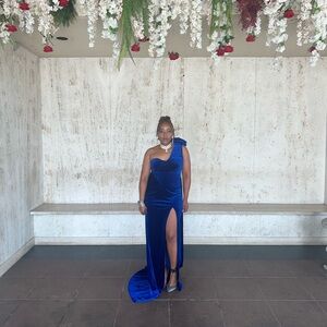 Elegant Blue Velvet One-Shoulder Dress